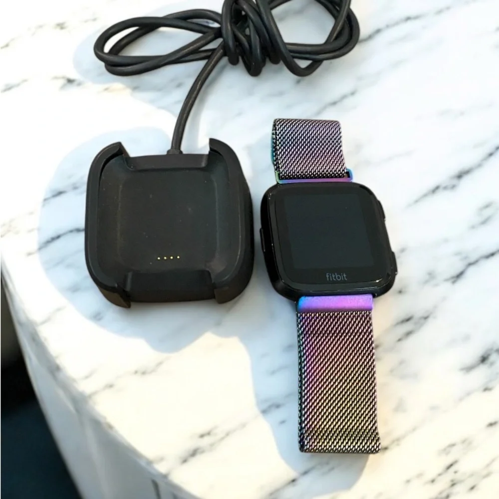 Fitbit Versa Smartwatch with Mesh Band and Charger - Picture 1 of 3